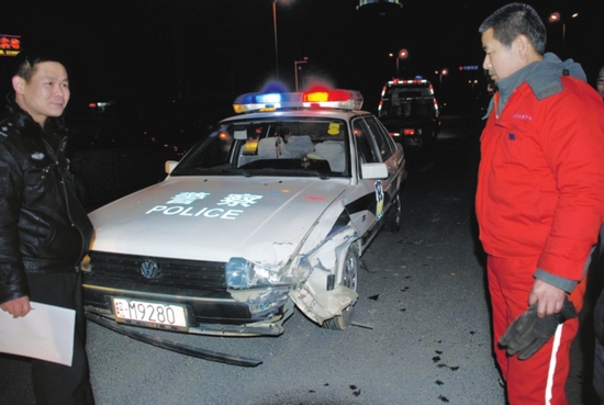 轿车逆行冲向少年 警车中间一横救5人紧急救援！轿车逆行冲向少年，警车英勇拦截拯救五命瞬间