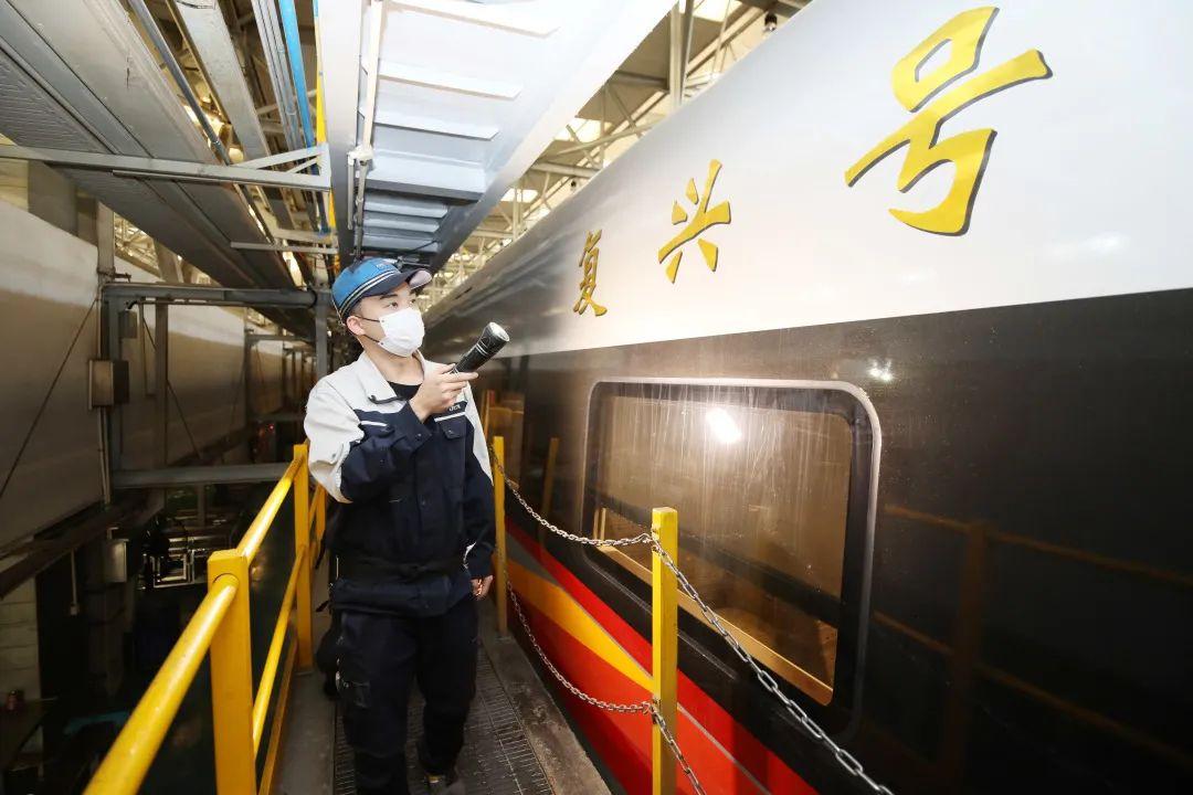 高铁无座和二等座有什么区别高铁无座和二等座的主要区别在于座位和舒适度。