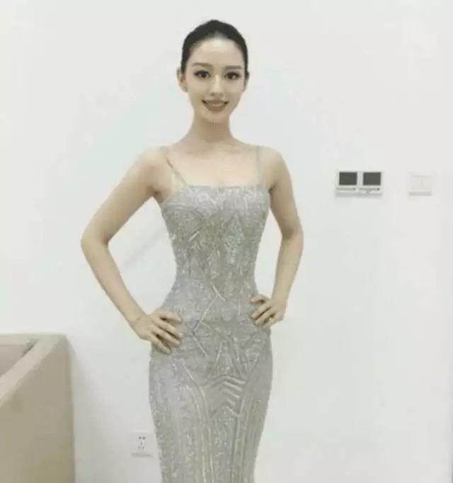 女星热依扎晒病例 显示胸部损伤女星热依扎晒病例，胸部损伤引发关注，健康透明与社会责任的重要性