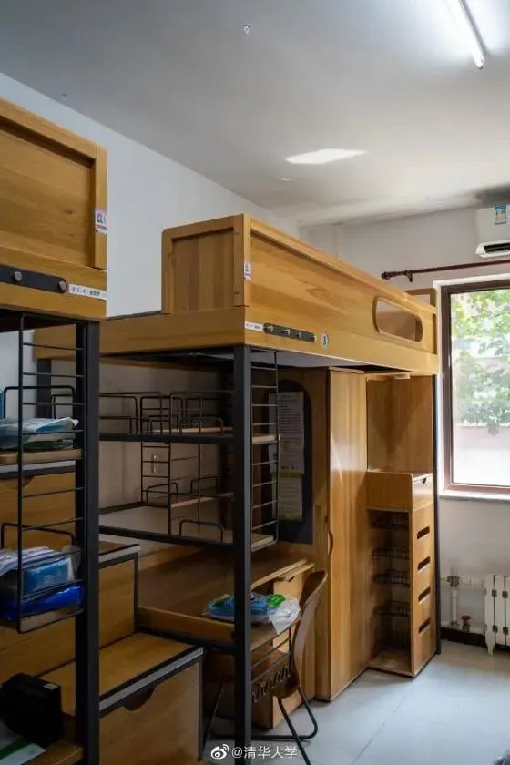 清华宿舍长啥样清华大学的宿舍条件因不同宿舍楼而建有所不同，但大体上，其宿舍长这个样子