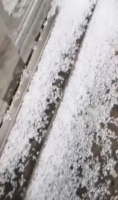 江浙沪近40℃高温下起冰雹江浙沪地区在气温接近或超过40℃的高温天气下出现冰雹是一种比较罕见但并非不可能的现象。在高温天气中，强烈的对流天气可能会导致冰雹的形成。当空气中的水汽充足，上升气流强烈时，水滴在云层中冻结形成冰粒，随着气流升降而反复融化、冻结，最终降落到地面形成冰雹。因此，即使在高温天气中，只要天气条件满足冰雹形成的要求，就有可能发生冰雹天气。