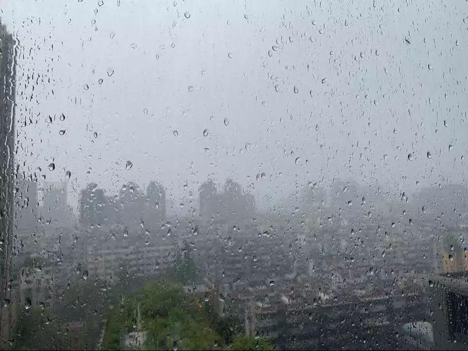 近40℃高温的杭州突降冰雹杭州遭遇极端天气，近40℃高温下的冰雹突袭