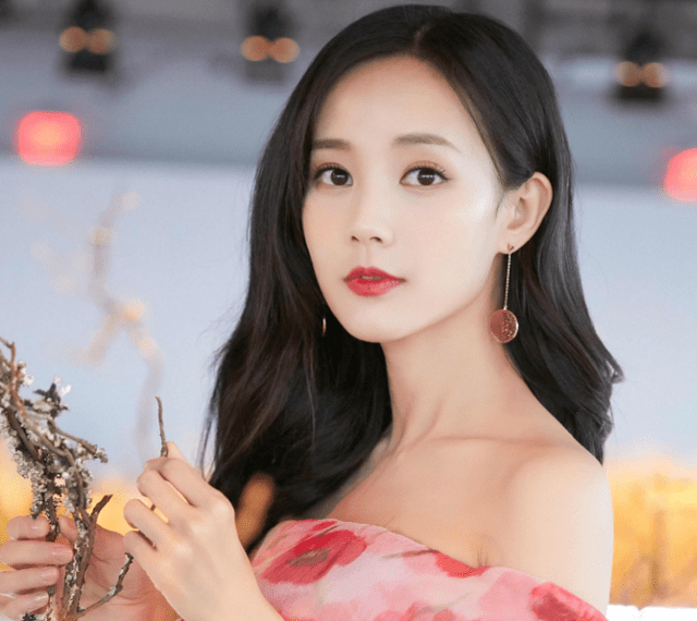 李一桐的脸李一桐，颜值与演技并存的新生代小花旦