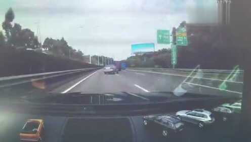高速上惊魂在高速公路上遇到惊魂的情况是非常令人紧张和不安的。这种情况下，保持冷静和集中注意力至关重要。以下是一些建议，帮助你在高速公路上应对惊魂情况