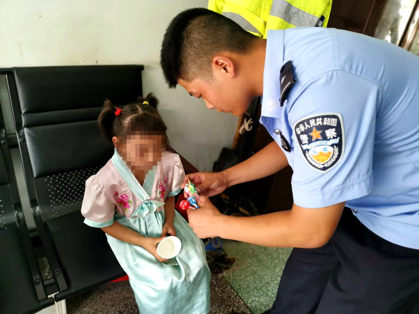 小女孩走失民警帮助找回这是一个非常感人的故事，关于一个小女孩走失后被警察成功找回。下面是一个可能的版本