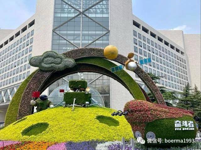 长安街沿线布置10组立体花坛长安街沿线的璀璨明珠，十组立体花坛的绚丽之旅