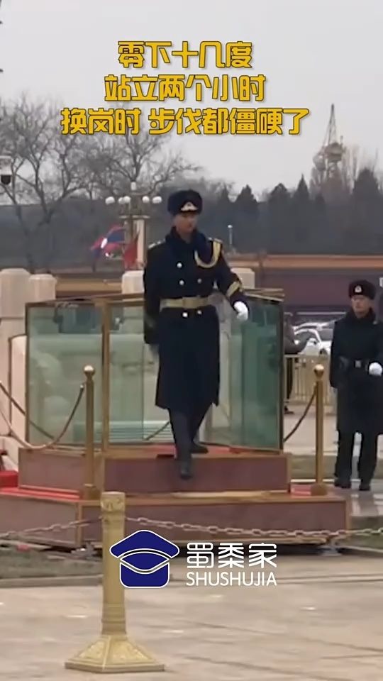 执勤军人纹丝不动 阿姨不停给其扇风