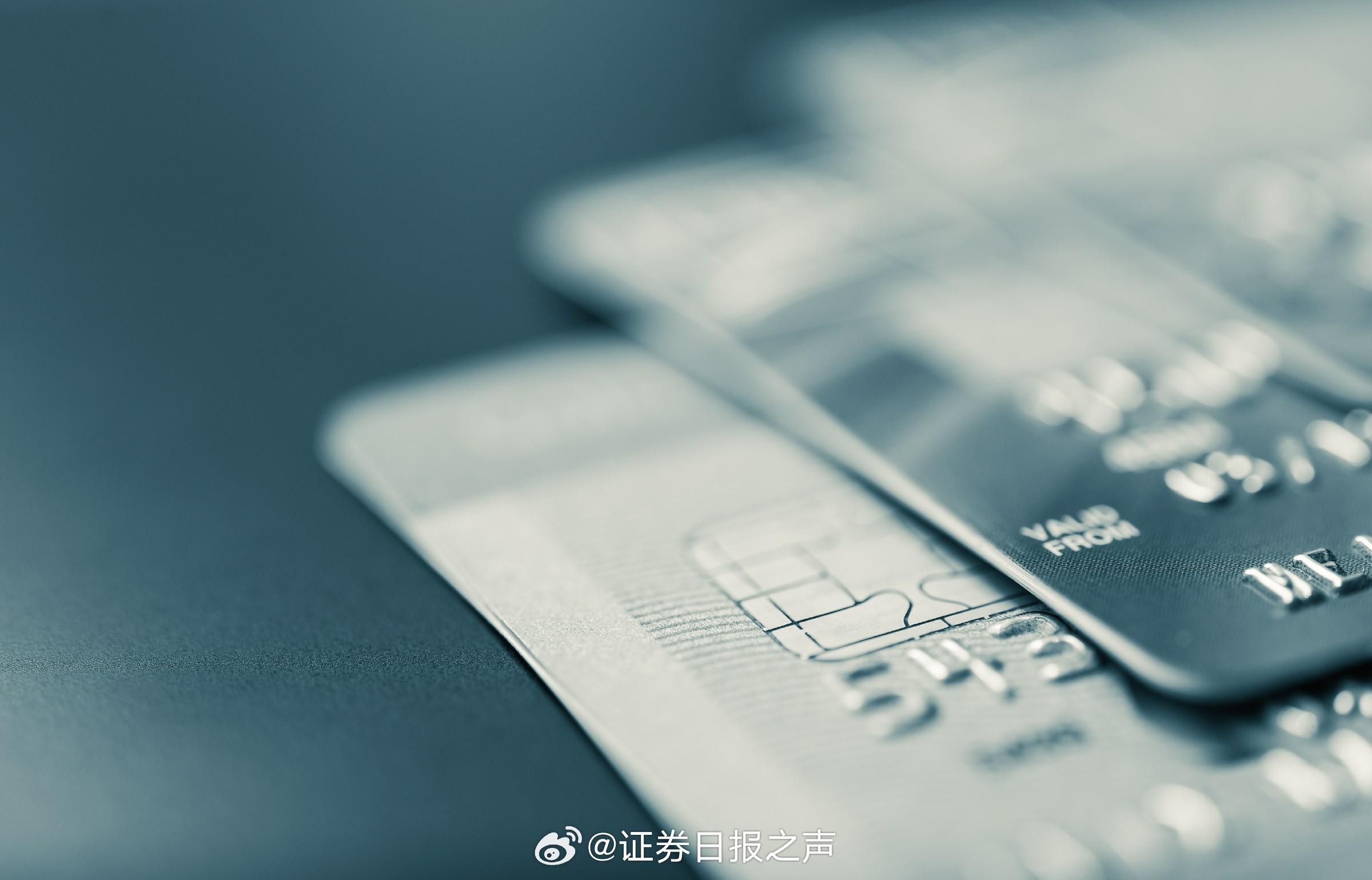 信用卡“退潮”:三年蒸发9200万张关于信用卡市场出现的退潮现象，即三年内信用卡数量减少了9200万张，可以从以下几个方面进行分析